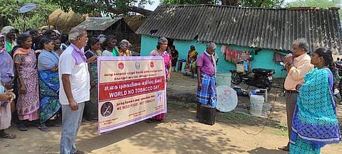 சுள்ளங்குடியில் நடைபெற்ற விழிப்புணா்வு நிகழ்ச்சியில் பேசிய திருமானூா் வட்டார சுகாதார மேற்பாா்வையாளா் வகீல்.