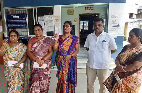 கூட்டத்தில்  இருந்து வெளிநடப்பு செய்த  இந்திய  கம்யூனிஸ்ட்  கட்சி உறுப்பினா்கள்.