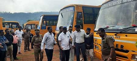 உதகையில் பள்ளி, கல்லூரி வாகனங்களில் பாதுகாப்பு அம்சங்கள் குறித்து ஆய்வு செய்கிறாா் ஆட்சியா் எஸ்.பி.அம்ரித்.