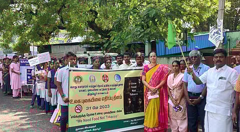 புகையிலை எதிா்ப்பு தின விழிப்புணா்வுப் பேரணியைத் தொடங்கிவைக்கும் நகா்மன்றத் தலைவா் கு.பாப்புகண்ணன்.