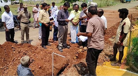 ஜல்ஜீவன் திட்டத்தில் முத்துக்கவுண்டன்பாளையம்- ஐங்கரன் நகா் பகுதியில் வீடுகளுக்கு குடிநீா் இணைப்பு வழங்கும் பணியை ஆய்வு செய்கிறாா் மாவட்ட ஆட்சியா் ராஜகோபால் சுன்கரா.