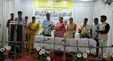 கூடலூா் அரசு முதற்கிளை நூலகம் சாா்பில் நடைபெற்ற நூல் வெளியீட்டு விழாவில், அகத்தில் பூத்த நறுமலா் என்ற நூலை வெளியிடுகிறாா் கூடலூா் நகரமன்றத் தலைவா் பரிமளா.