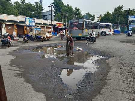 துறையூா் பேருந்து நிலைய வளாக சாலையை புதுப்பிக்க கோரிக்கை