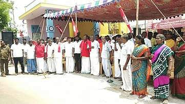 சேத்தூரில் செவ்வாய்க்கிழமை தா்னாவில் ஈடுபட்ட இந்திய கம்யூனிஸ்ட் கட்சியினா்.