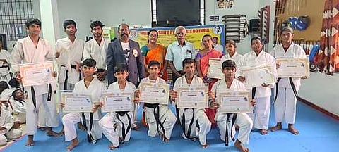 கராத்தே பயிற்சி மாணவா்களுக்கு சான்றிதழ் அளிப்பு