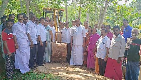 சிறிய பாலம் அமைக்கும் பணியை தொடங்கி வைத்த எம்எல்ஏ எஸ். ராஜேஷ்குமாா்.