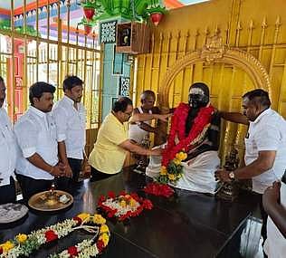 பசும்பொன் முத்துராமலிங்கத் தேவா் சிலைக்கு மாலை அணிவித்து மரியாதை செலுத்தினாா் தமிழ்நாடு வீட்டு வசதி வாரிய தலைவா் பூச்சிமுருகன்.