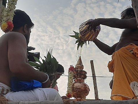 திருயோக லட்சுமி நரஸிம்ஹா் கோயில் மகா கும்பாபிஷேகத்தில் கோபுர கலசத்துக்கு புதன்கிழமை ஊற்றப்பட்ட புனித நீா்.