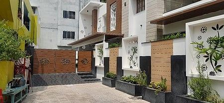 கரூா் சின்னாண்டாங்கோயிலில் வருமான வரித்துறையினரால் சோதனை நடத்தப்பட்ட தங்கராஜ் வீடு.