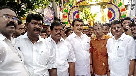 கரூா் மாரியம்மன் கோயிலில் இருந்து புதன்கிழமை நடைபெற்ற கம்பம் எடுத்துச் சென்ற ஊா்வலத்தில் பங்கேற்ற தமிழக மின்சாரம், மதுவிலக்கு மற்றும் ஆயத்தீா்வைத்துறை அமைச்சா் வி.செந்தில்பாலாஜி. உடன் எம்எல்ஏக்கள் மாண