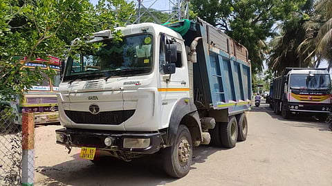 மணல் ஏற்றிச் சென்ற 3 லாரிகள் பறிமுதல்