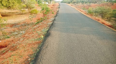 சிறப்பூா்-  நடுவக்குறிச்சி சாலையில் மணல் குவியலால் வாகன ஓட்டிகள் அவதி