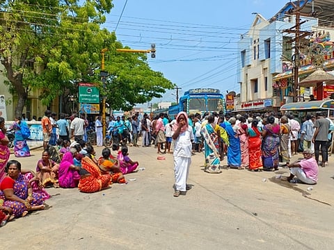 மின்சாரம் பாய்ந்து மின்வாரிய ஊழியா் சாவு: உறவினா்கள் சாலை மறியல்