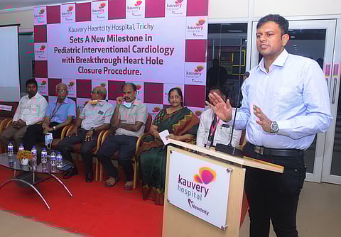 திருச்சி காவேரி மருத்துவமனையில் புதன்கிழமை பேசிய இதய சிகிச்சை மருத்துவா் மணிராம் கிருஷ்ணா. உடன் ( இடமிருந்து) மருத்துவமனைப் பொது மேலாளா் ஆண்ட்ரூஸ் நித்தியதாஸ், மருத்துவா்கள் சுரேஷ் வெங்கட்,