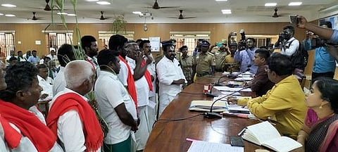 தஞ்சாவூா் ஆட்சியரகத்தில் புதன்கிழமை நடைபெற்ற விவசாயிகள் குறைதீா் நாள் கூட்டத்தில் நெற்றியில் நாமமிட்டு வந்து முழக்கங்கள் எழுப்பிய விவசாயிகள்.