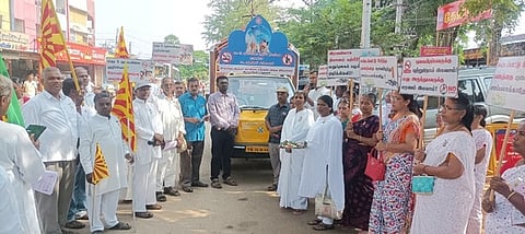 தென்காசியில் தொடங்கிவைக்கப்பட்ட கண்காட்சி வாகனம்.