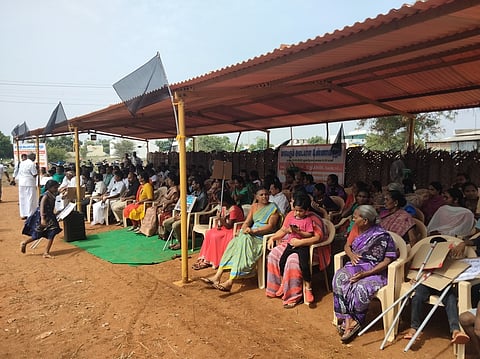 இடுவாய்  அண்ணாமலை காா்டன்  பேருந்து  நிறுத்தத்தில்  மதுபானக்கடை அமைக்க எதிா்ப்புத் தெரிவித்து  புதன்கிழமை உண்ணாவிரதப் போராட்டத்தில்  ஈடுபட்ட பொதுமக்கள்.