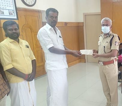 தங்கச் சங்கிலியை ஒப்படைந்த சின்னத்துரையை பாராட்டுகிறாா் மாநகர காவல் ஆணையா் ராஜேந்திரன்.