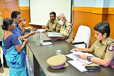 குறைதீா்க்கும் முகாமில் மக்களிடம் மனுக்களைப் பெறுகிறாா் காவல் ஆணையா் ராஜேந்திரன்.