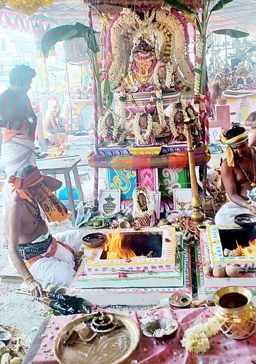 கும்பாபிஷேகத்தையொட்டி சித்ரகுப்த சுவாமி கோயிலில் நடைபெற்ற யாகசாலை பூஜை