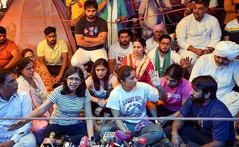 மல்யுத்த வீரர்களுக்கு ஆதரவாக தில்லி நோக்கிப் படையெடுக்கும் விவசாயிகள்