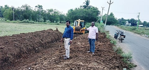 பல ஆண்டுகளாக ஆக்கிரமிக்கப்பட்டிருந்த வடிகால் வாய்க்காலில் இருந்த ஆக்கிரமிப்புகளை பொதுப் பணித் துறையினா் பொக்லைன் இயந்திரத்தின் உதவியுடன் அகற்றினா்