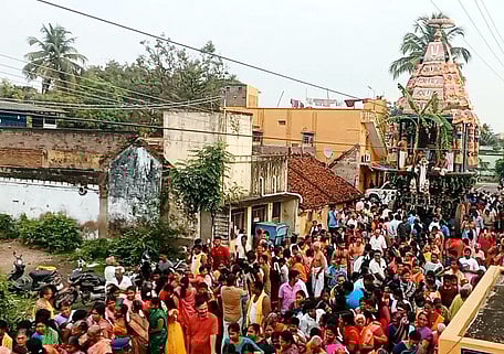 உத்திரமேரூா் சுந்தரவரதராஜ பெருமாள் கோயிலில் நடைபெற்ற தேரோட்டம்.