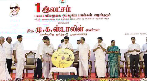 திமுக அரசின் இரண்டாண்டு சாதனை மலரை வெளியிட்டார் முதல்வர் மு.க.ஸ்டாலின்!