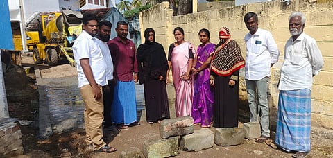 சாலை கால்வாய் அமைக்கும் பணி: உள்ளாட்சிப் பிரதிநிதிகள் ஆய்வு