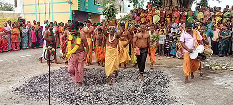 சேத்துப்பட்டு பழம்பேட்டை ஸ்ரீமுத்துமாரியம்மன் கோயிலில் நடைபெற்ற தீ மிதி திருவிழா.