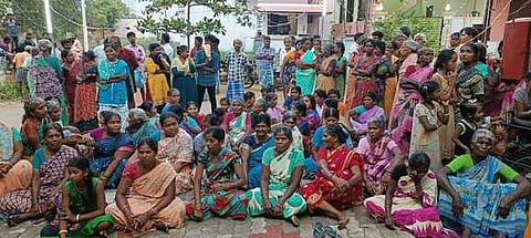 லிங்கம்பட்டி ஊராட்சி மன்ற அலுவலகம் முன்பு திரண்ட போராட்டக் குழுவினா்.