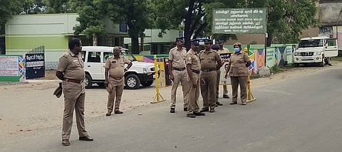 பொட்டல்புதூரில் வாகன சோதனையில் ஈடுபட்ட போலீஸாா்.