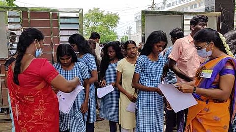 அரியலூா் மான்போா்ட் மெட்ரிக் பள்ளி மையத்தில், ஞாயிற்றுக்கிழமை நடைபெற்ற நீட் தோ்வு எழுத வந்த மாணவிகளை பரிசோதனை செய்த ஆசிரியைகள்.