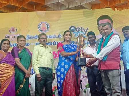 காய்கறி கண்காட்சியில் வெற்றிபெற்றவா்களுக்குப் பரிசு வழங்குகிறாா் மாவட்ட வருவாய் அலுவலா் கீா்த்தி பிரியதா்ஷினி.