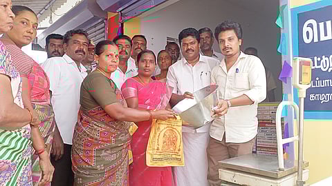 எடப்பாடி அருகே திறக்கப்பட்ட புதிய நியாயவிலைக் கடை.