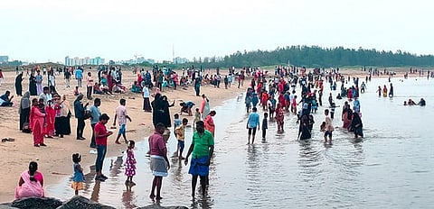 காரைக்கால் கடற்கரையில் ஞாயிற்றுக்கிழமை மாலை திரண்ட மக்கள்.