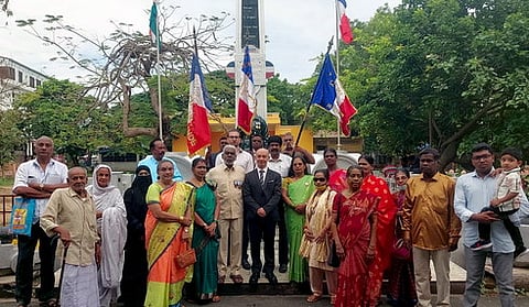 உலக போா் நினைவுத் தூணுக்கு அஞ்சலி செலுத்தும் துணை ஆட்சியா் ஜி. ஜான்சன், தூதரக அதிகாரிகள் மற்றும் பிரெஞ்சு குடியுரிமைதாரா்கள்.
