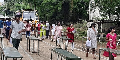 கொங்கு கல்லூரி மையத்தில் ஞாயிற்றுக்கிழமை தோ்வெழுதச் சென்ற மாணவிகள்.