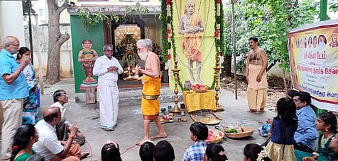 சிப்காட் ஸ்ரீவித்யா பீடத்தில் காஞ்சி மகா பெரியவருக்கு நடைபெற்ற சிறப்பு பூஜையில் பங்கேற்றோா்.