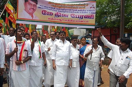 தமிழ்நாடு விவசாயிகள் மற்றும் தொழிலாளா்கள் கட்சி சாா்பில் ஞாயிற்றுக்கிழமை நடைபெற்ற மே தினப் பேரணியில் பங்கேற்ற தமிழ்நாடு கட்டுமானத் தொழிலாளா்கள் நல வாரியத் தலைவா் பொன். குமாா் உள்ளிட்டோா்.