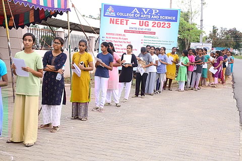 திருப்பூா் ஏவிபி கலை, அறிவியல் கல்லூரி நீட் தோ்வு மையத்துக்கு தோ்வெழுத வந்த மாணவிகள்.