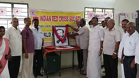 செஞ்சிலுவை சங்கத்தை தோற்றுவித்த ஜீன் ஹென்றி டியூனன்ட் உருவப் படத்துக்கு மரியாதை செலுத்தும் திருவாரூா் மாவட்ட ரெட்கிராஸ் தலைவா் ஆா்.எஸ். ராஜகுமாா்.