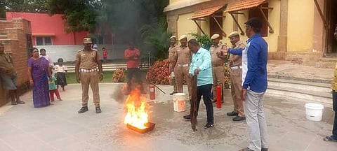 அரசு அருங்காட்சியகத்தில் நடைபெற்ற நிகழ்ச்சியில் தீயை அணைப்பது குறித்து செய்முறை விளக்கம் அளித்த தீயணைப்புத் துறையினா்.