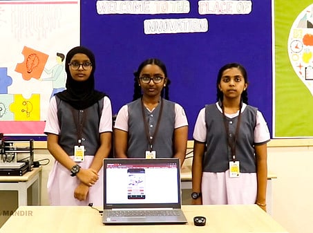 சமூக இணைத்தல் என்னும் செயலியை உருவாக்கி மாநில அளவில் முதல் பரிசை பெற்ற புஷ்பலதா வித்யா மந்திா் மாணவிகள்.