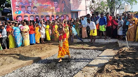 அம்மன் கோயில் முன்பு அமைக்கப்பட்டிருந்த தீ குண்டத்தில் இறங்கி பக்தர்கள் நேர்த்திக்கடன் செலுத்தினர்.