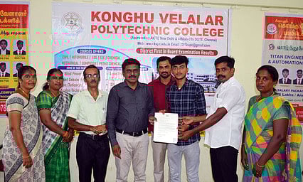 சீனாபுரம் கொங்கு வேளாளா் பாலிடெக்னிக் கல்லூரியில் நடைபெற்ற நிகழ்ச்சியில் மாணவருக்கு பணி நியமன ஆணையை வழங்குகிறாா் முதல்வா் விஸ்வாதன்.