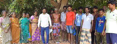 ஆக்கிரமிப்பில் இருந்து மீட்கப்பட்ட நிலம் பழங்குடியினத்தவரிடம் ஒப்படைப்பு