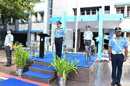 கோவையில் விமானப்படையினரின் அணிவகுப்பு மரியாதையை ஏற்றுக்கொள்கிறாா் விமானப்படை நிா்வாகவியல் கல்லூரியின் கட்டளை அதிகாரியாக பொறுப்பேற்றுக் கொண்ட விகாஸ் வாஹி.