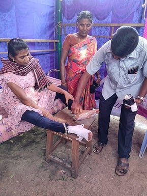 மருத்துவ உதவி மையத்தில் சிகிச்சை பெறும் பாதயாத்திரை பெண் பக்தா்.