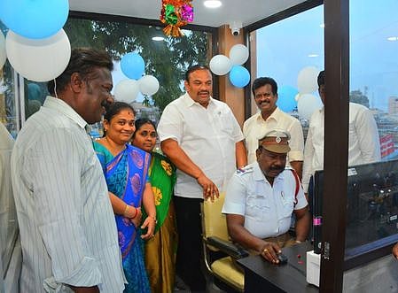 திருச்சி காந்திச் சந்தை பகுதியில் போக்குவரத்து நெரிசலை சமாளிக்க உயா் கோபுர கண்காணிப்பு அறையை வியாழக்கிழமை திறந்துவைத்த எம் எல்ஏ இனிகோ இருதயராஜ். உடன், திருச்சி மாநகராட்சி துணை மேயா் திவ்யா, திமுக நிா்